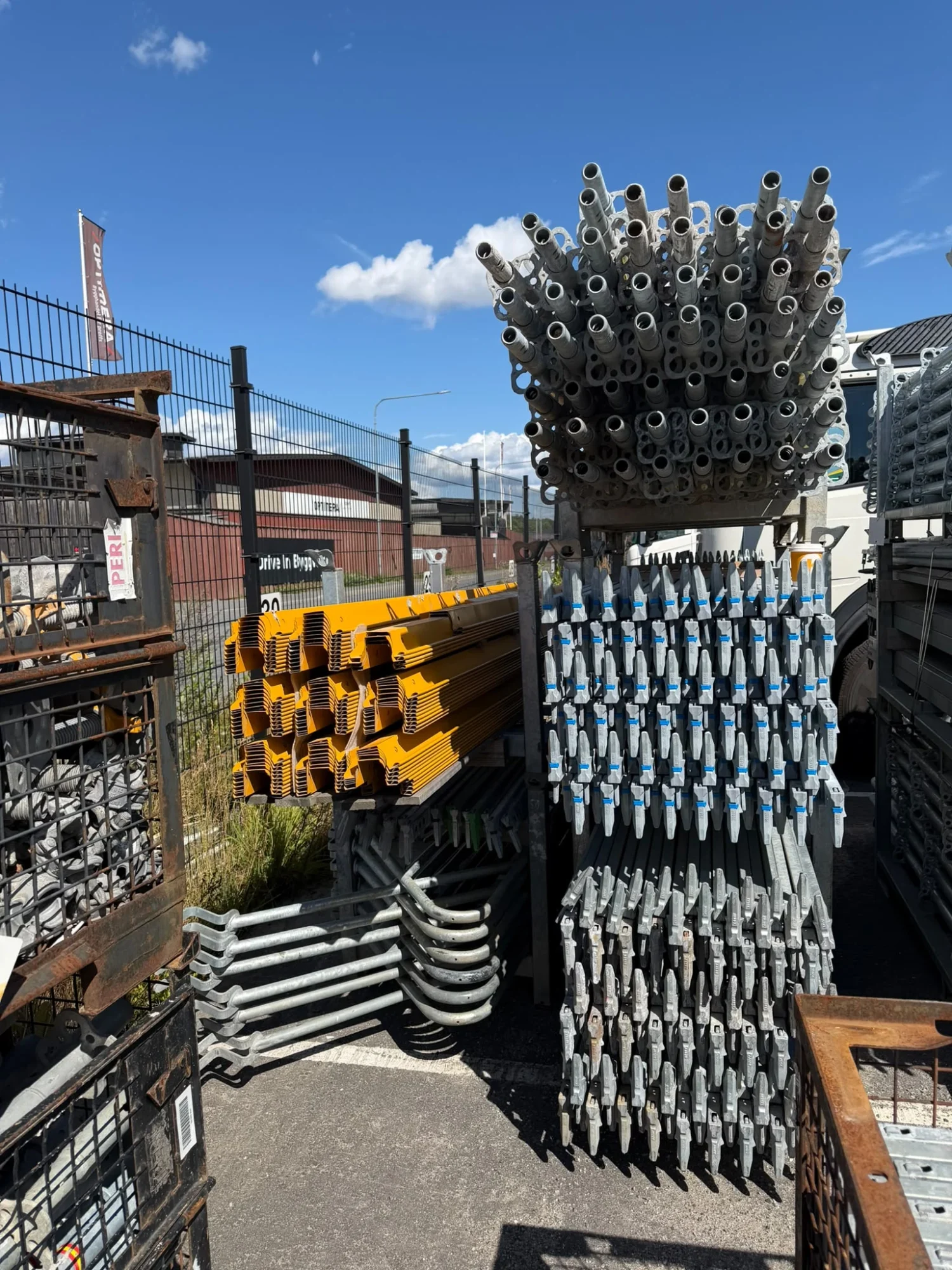 peri-up-easy-67-facade-scaffold-crate-01