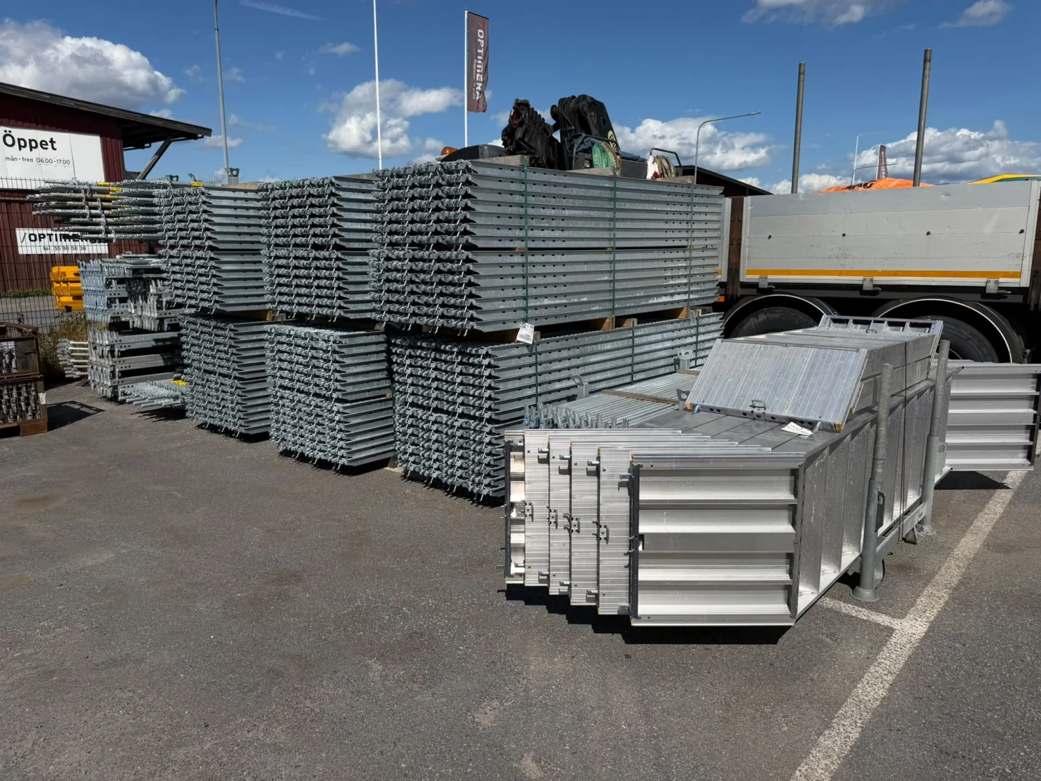 peri-up-easy-67-facade-scaffold-yard-03