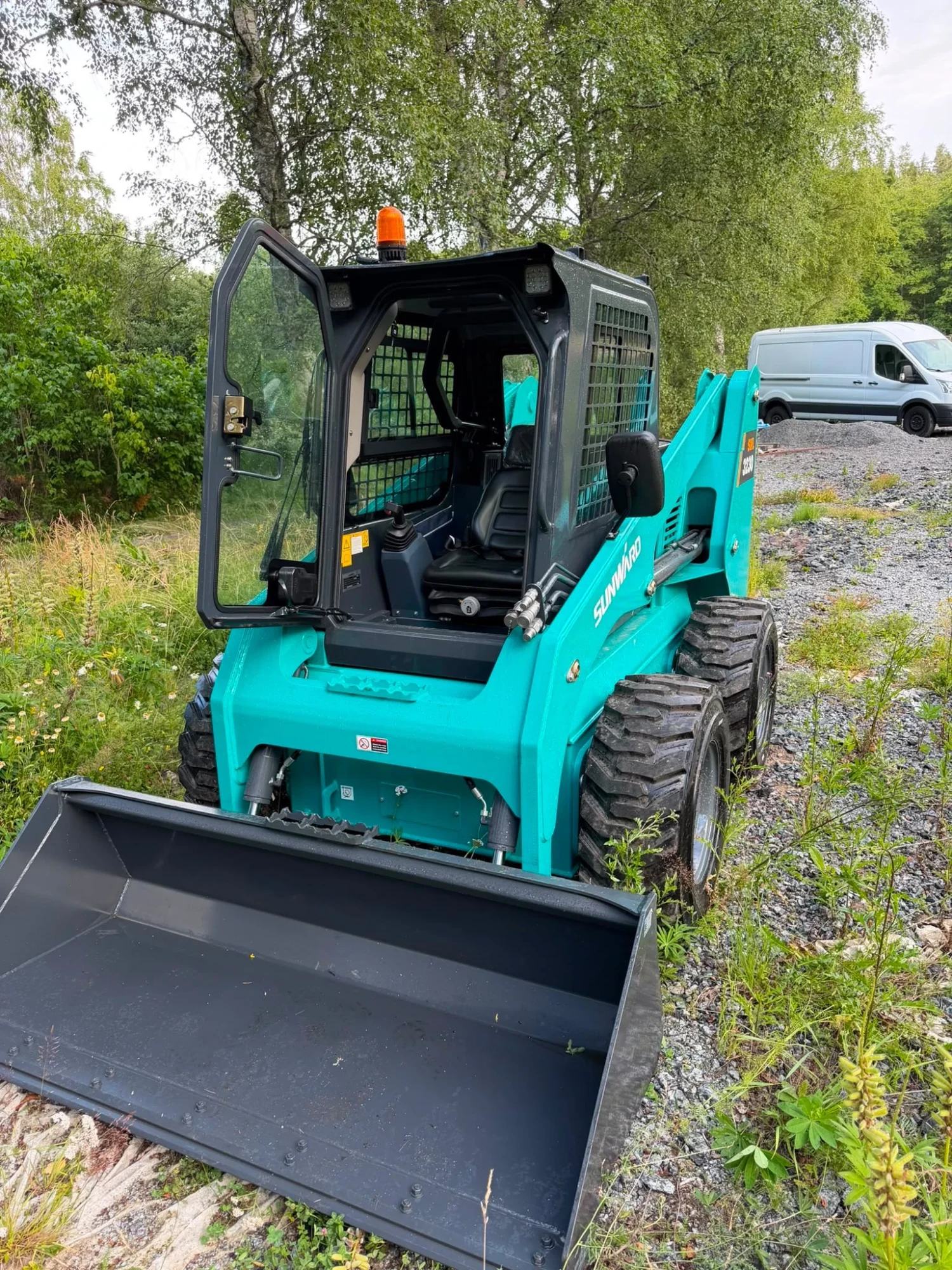 sunward-swl3230-mini-skid-steer-loader-02