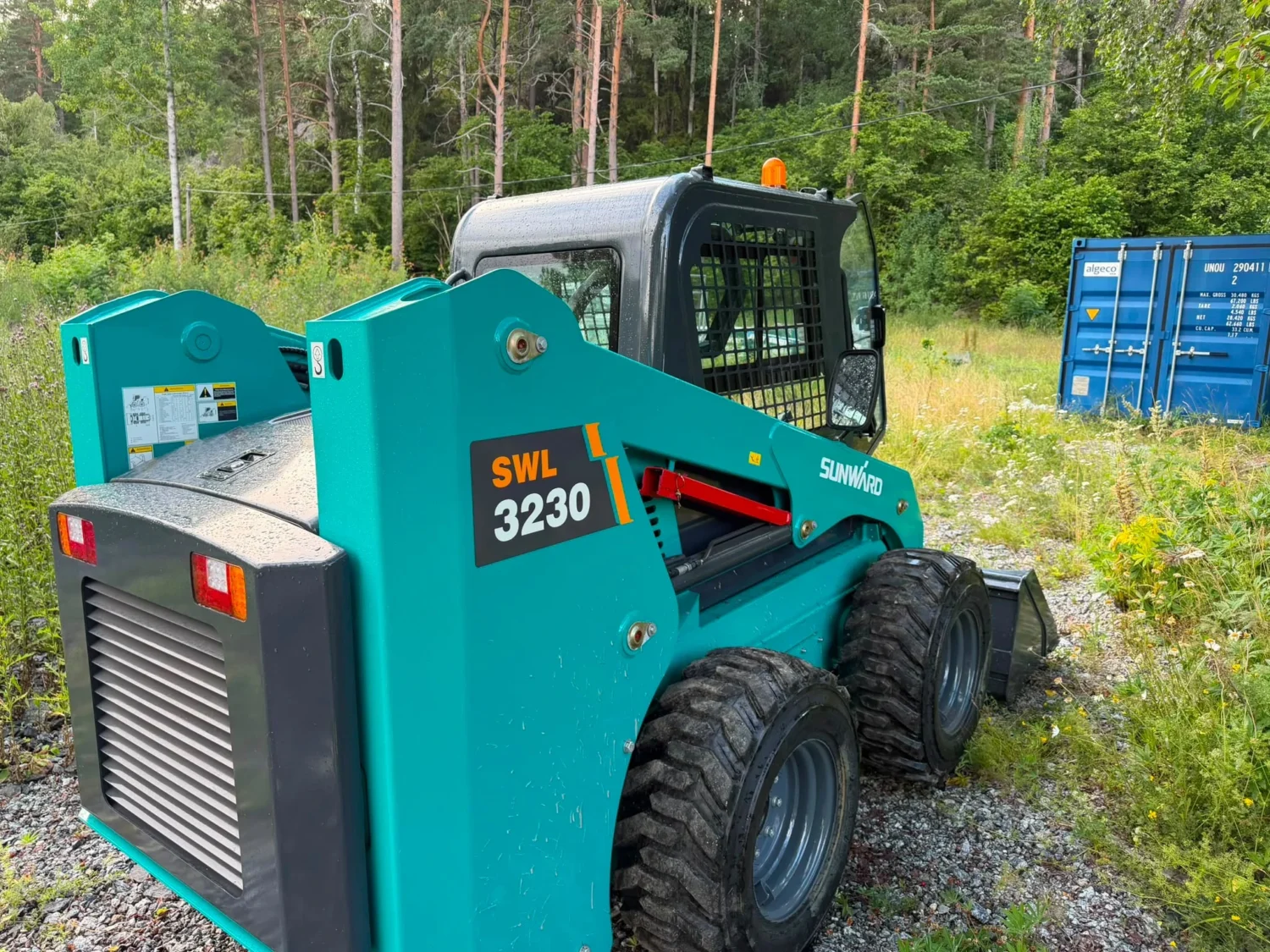 sunward-swl3230-mini-skid-steer-loader-03